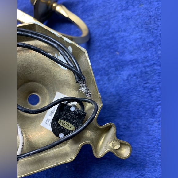 VINTAGE BRASS 2 ARM CANDLE LIGHT WALL SCONCES 14"tx16"w Williamsburg Switched - Picture 8 of 8